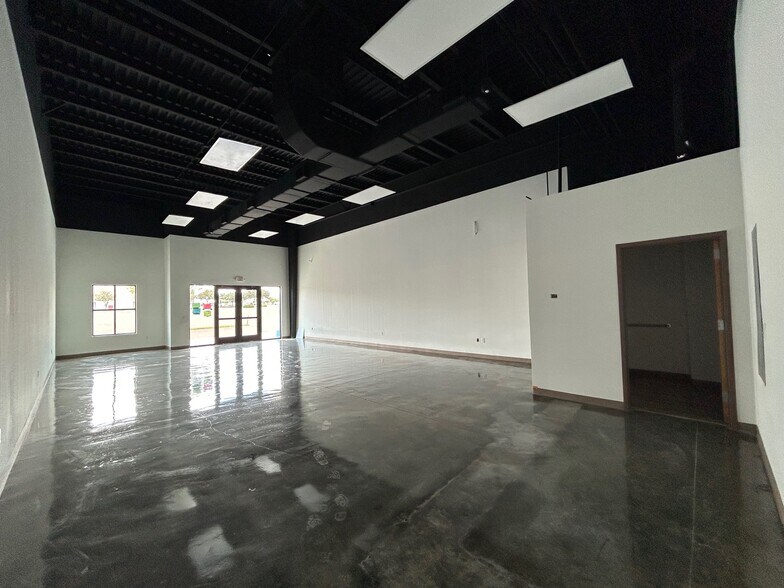 More Photos Of 2411 Jacaman Rd, Laredo Storefront For Lease