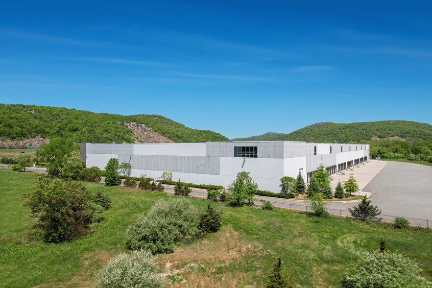 More Photos Of 100 Performance Dr, Mahwah Distribution For Lease