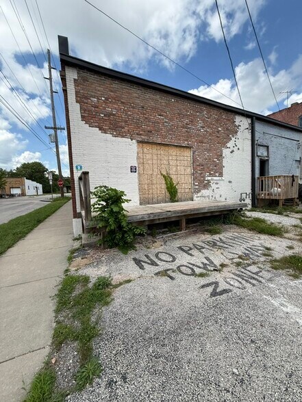 More Photos Of 430-436 W Commercial St, Springfield Storefront For Lease