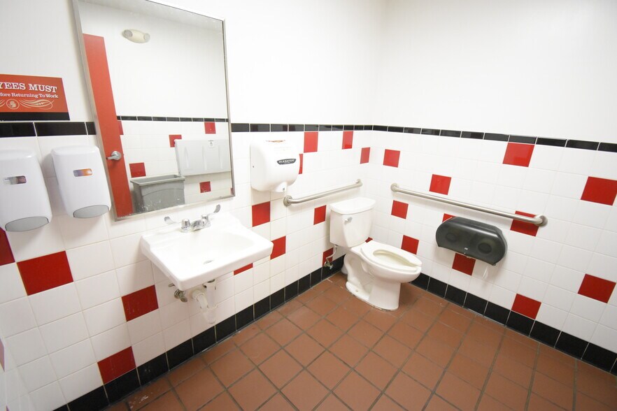 More Photos Of 253 N Bypass 35, Alvin Storefront For Lease