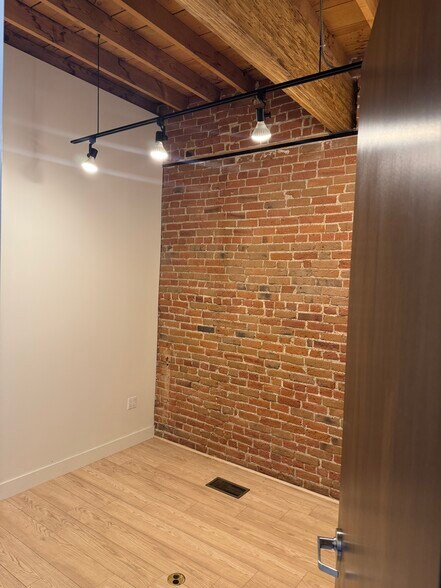 More Photos Of 486 S Broadway, Denver Storefront For Lease