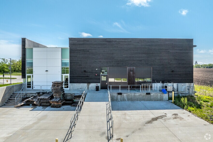 More Photos Of 255 NW Sunrise Dr, Waukee Light Manufacturing For Sale