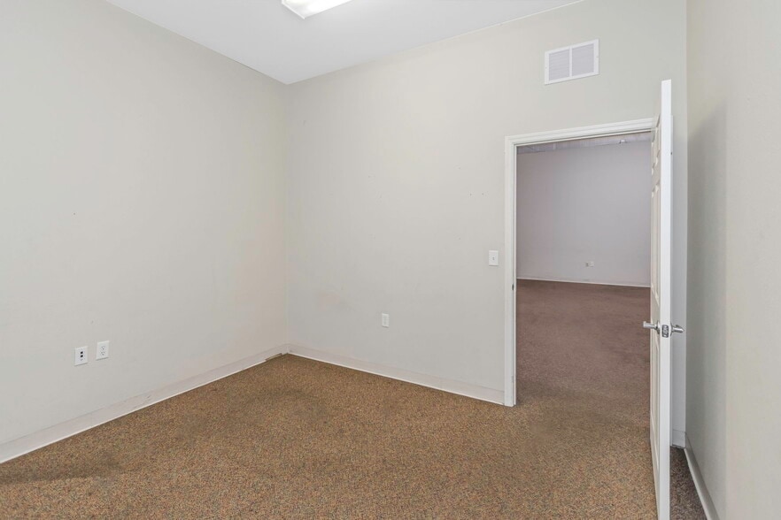 More Photos Of 16547 US Highway 19, Hudson Showroom For Lease