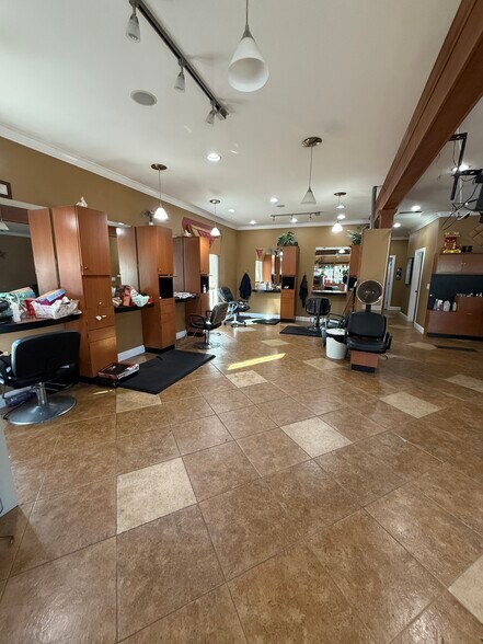 More Photos Of 323 W Powell Blvd, Gresham Freestanding For Lease