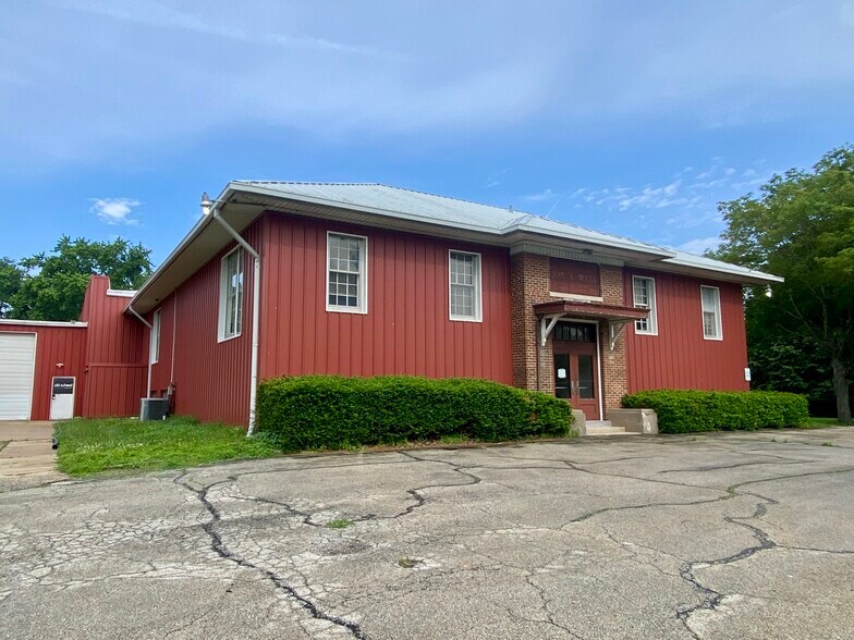 More Photos Of 205 S Main St, Seymour Office For Lease
