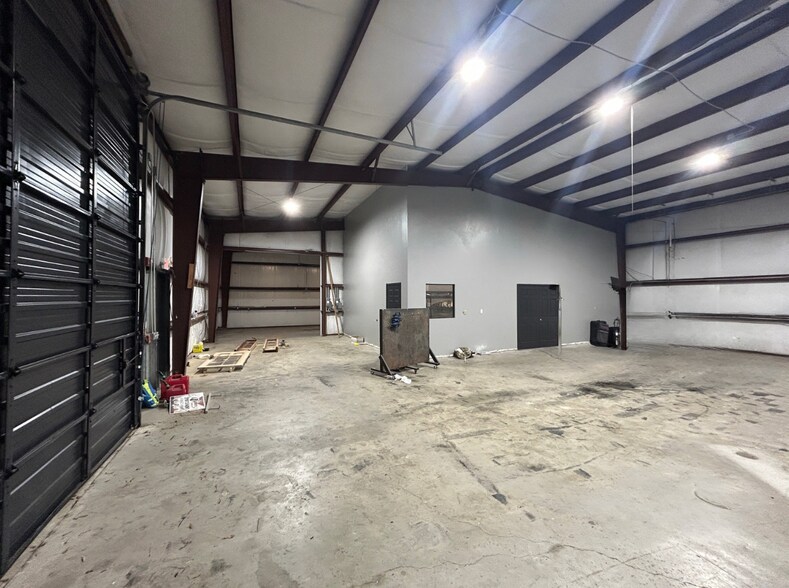 More Photos Of 8825 Eastex Fwy, Beaumont Warehouse For Lease
