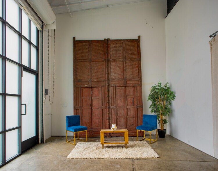 More Photos Of 3641-3645 10th Ave, Los Angeles Showroom For Lease