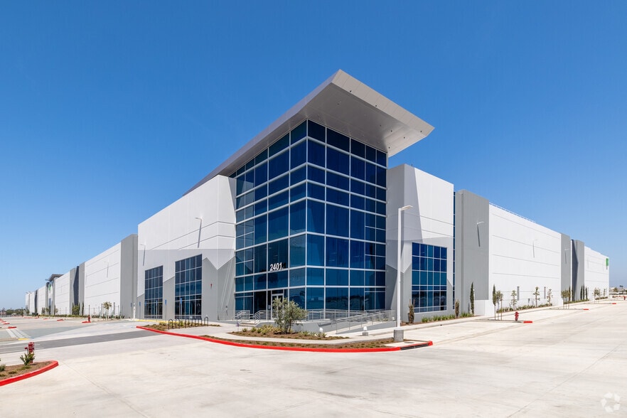 More Photos Of 2401 E Wardlow Rd, Long Beach Warehouse For Lease