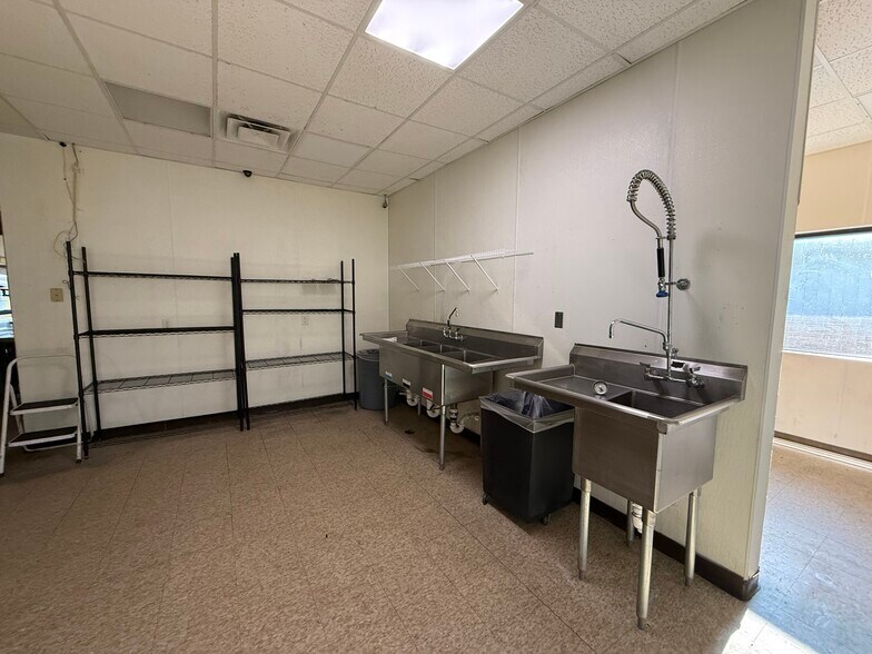 More Photos Of 304 S Obannon St, Raymond Fast Food For Lease