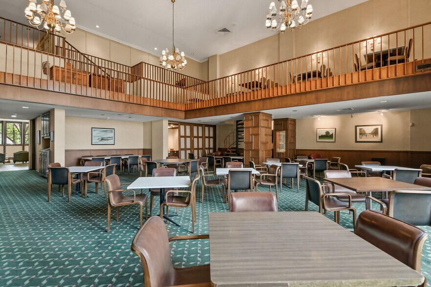 More Photos Of 227 E Adams St, Springfield Flex For Sale