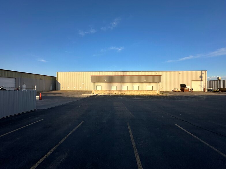 More Photos Of 9509 S Wells Cir, West Jordan Manufacturing For Lease