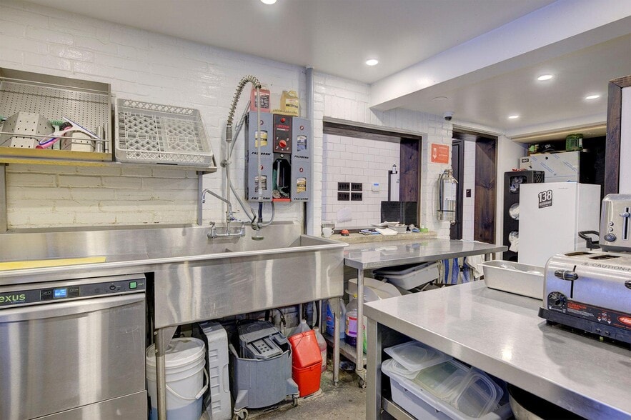 More Photos Of 138 Rue Wellington, Gatineau Storefront Retail Residential For Sale