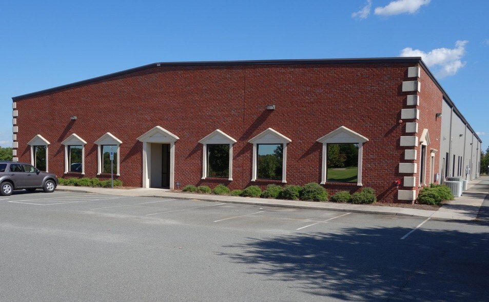 More Photos Of 122 Backstretch Ln, Mooresville Light Distribution For Lease
