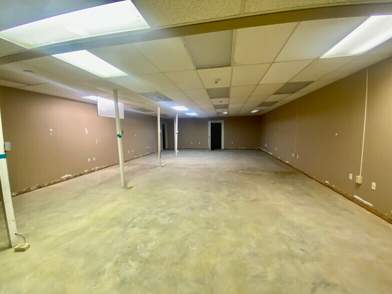 More Photos Of 1308 Boston Ave, Nederland Bank For Sale