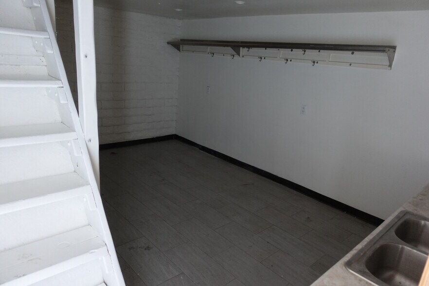 More Photos Of 18334 Eddy St, Northridge Warehouse For Sale