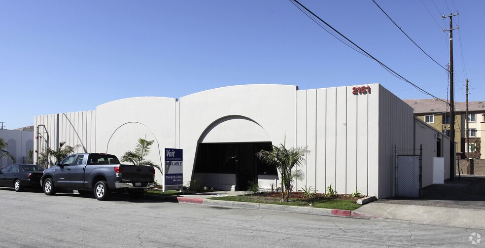 More Photos Of 2151 S DuPont Dr, Anaheim Warehouse For Lease