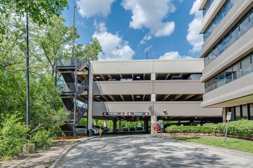 More Photos Of 10400 W Higgins Rd, Rosemont Office For Lease