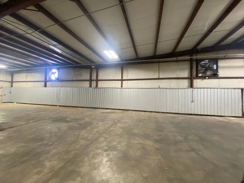 More Photos Of 7030 Wespark Cir, Beaumont Warehouse For Lease