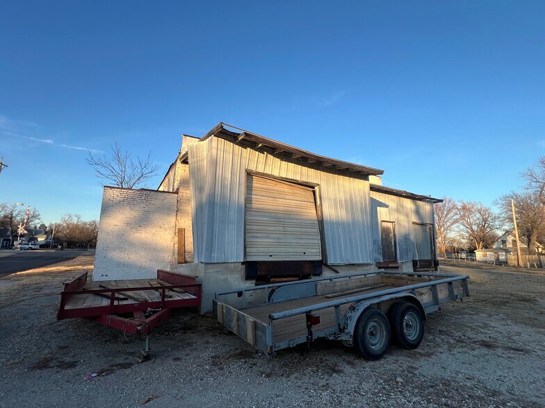 More Photos Of 310 N Oak St, Mcpherson Warehouse For Sale