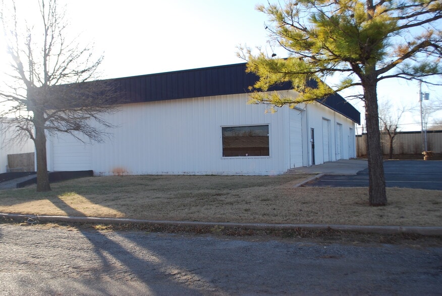 More Photos Of 1008 NW 82nd St, Oklahoma City Service For Lease