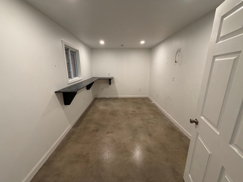More Photos Of 2042 Fisher St, Huntsville Warehouse For Lease