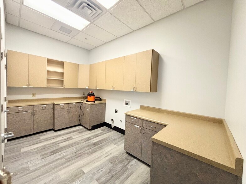 More Photos Of 1251 E McAndrews, Medford Restaurant For Lease