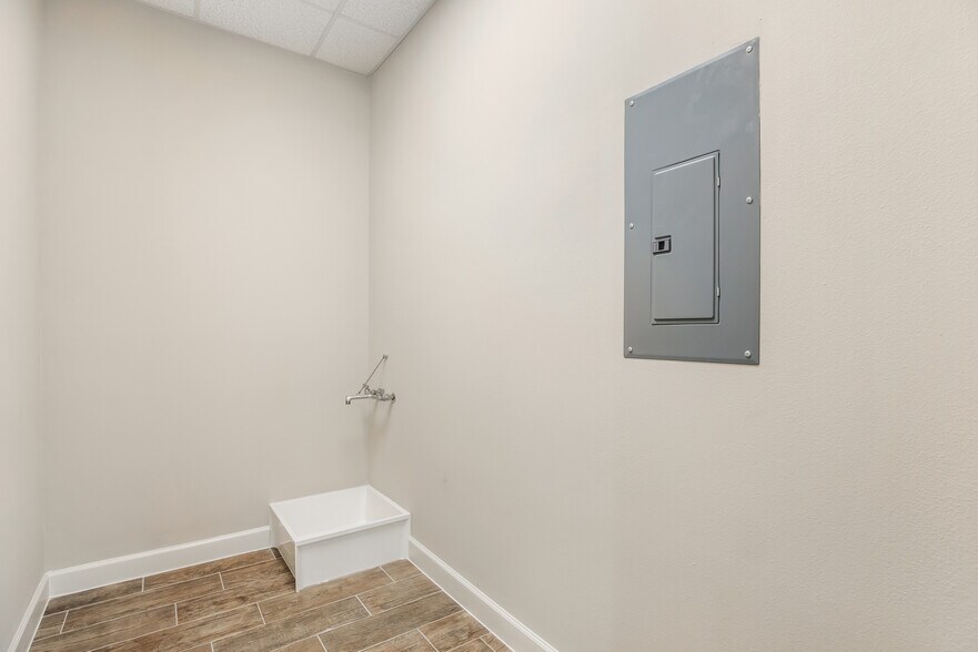 More Photos Of 855 Rockmead Dr, Kingwood Office For Lease