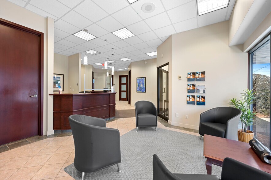 More Photos Of 190 Rue Deragon, Granby Office For Sale