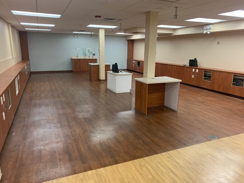 More Photos Of 9115 S Cicero Ave, Oak Lawn Office For Sale