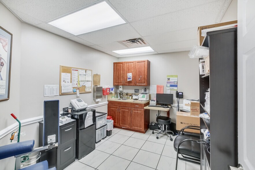 More Photos Of 13214 Palm Beach Blvd, Fort Myers Medical For Sale