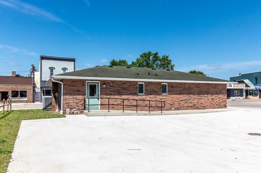 More Photos Of 104 S Main St, Marion Office For Sale