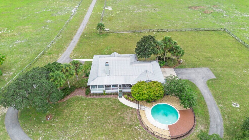 More Photos Of 42554 Maggie Jones Rd, Paisley Horse Stables For Sale