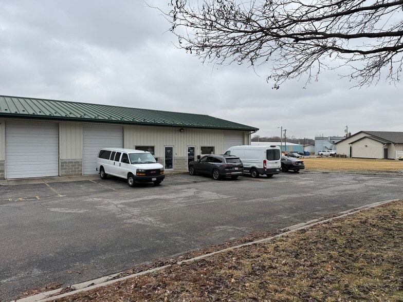 More Photos Of 309 E 2nd St, Papillion Warehouse For Lease