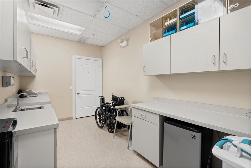 More Photos Of 912 Northwest Hwy, Fox River Grove Medical For Sale