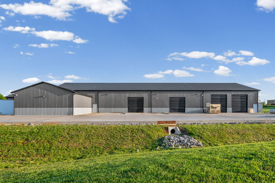 More Photos Of 1040 Smokestack Dr, Clarksville Warehouse For Lease