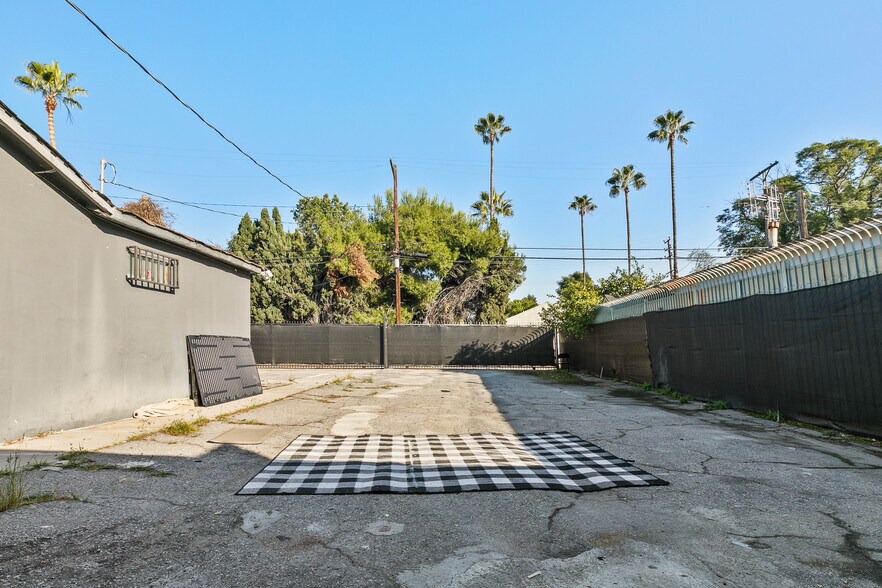 More Photos Of 5520-5522 Cahuenga Blvd, North Hollywood Freestanding For Sale