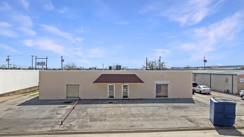 Primary Photo Of 3616-3618 Dividend Dr, Garland Manufacturing For Sale