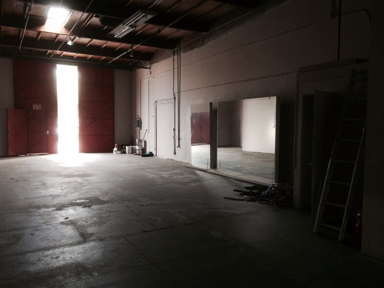 More Photos Of 188-290 W San Rafael Dr, Palm Springs Warehouse For Lease