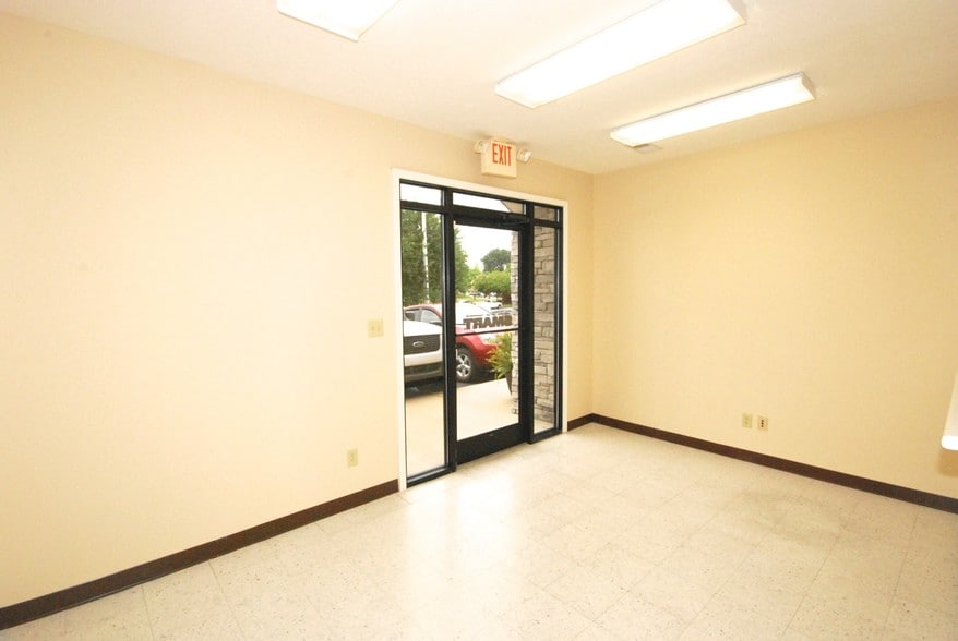 More Photos Of 2021-2027 Greystone Sq, Jackson Office For Lease
