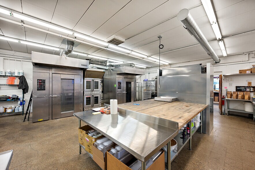 More Photos Of 25600 Harper Ave, Saint Clair Shores Freestanding For Sale