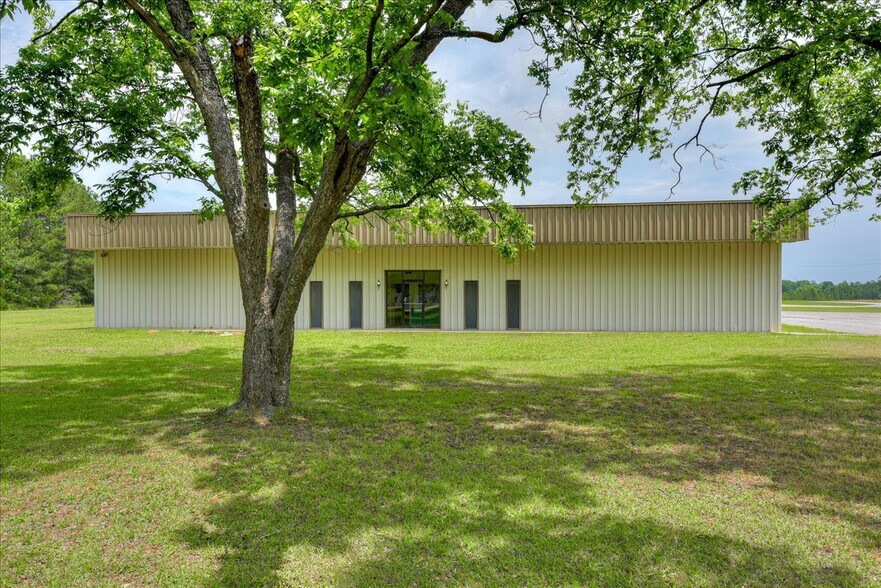 More Photos Of 1002 Commerce, Lincolnton Distribution For Sale