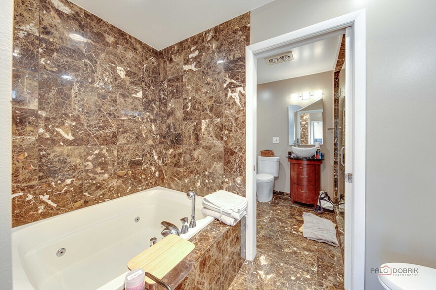 More Photos Of 902 W Newport Ave, Chicago Apartments For Sale