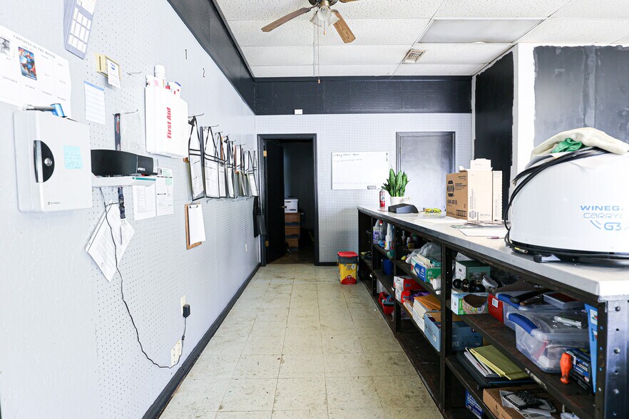 More Photos Of 430 US-62 E, Eddyville Auto Repair For Sale