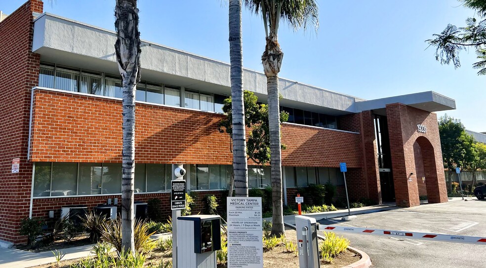 Primary Photo Of 19231 Victory Blvd, Reseda Medical For Lease