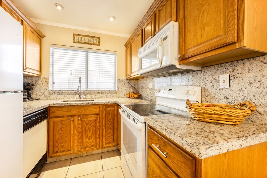 More Photos Of 2648 NE 32nd St, Fort Lauderdale Hotel For Sale