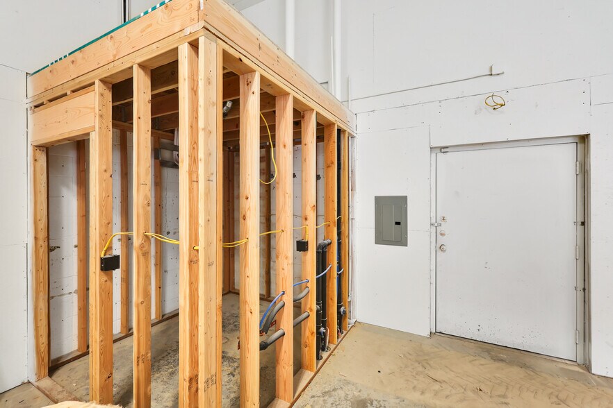 More Photos Of 21 N Skipworth Rd, Spokane Valley Showroom For Lease