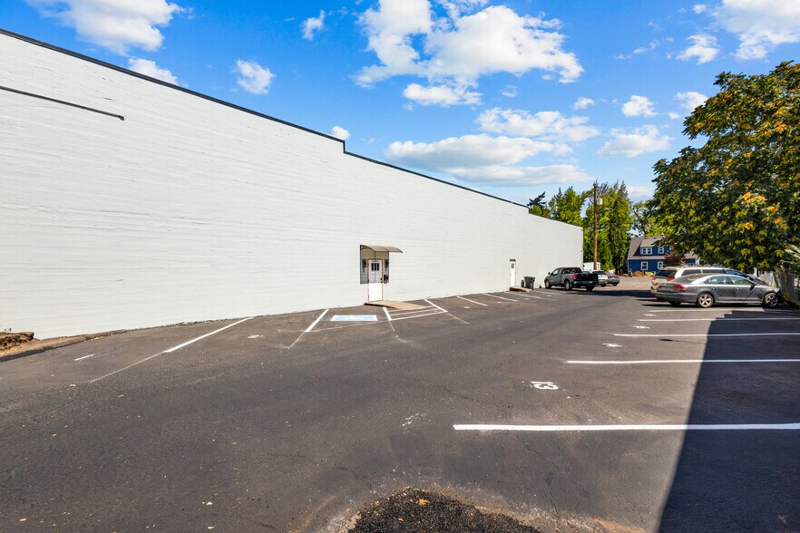 More Photos Of 920 Commercial St SE, Salem Restaurant For Sale