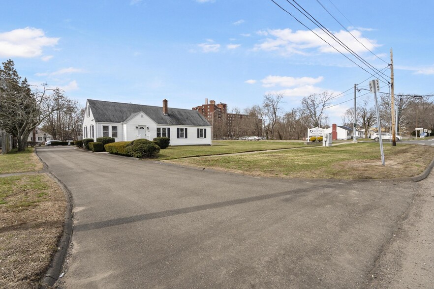 More Photos Of 128 Saltonstall Pky, East Haven Medical For Sale