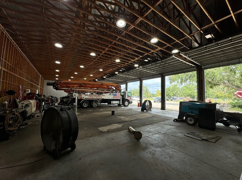 More Photos Of 9879 US Highway 301 N, Tampa Warehouse For Lease