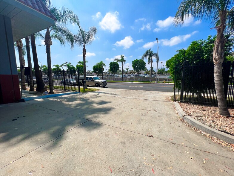 More Photos Of 301 E Blaine St, Corona Warehouse For Lease